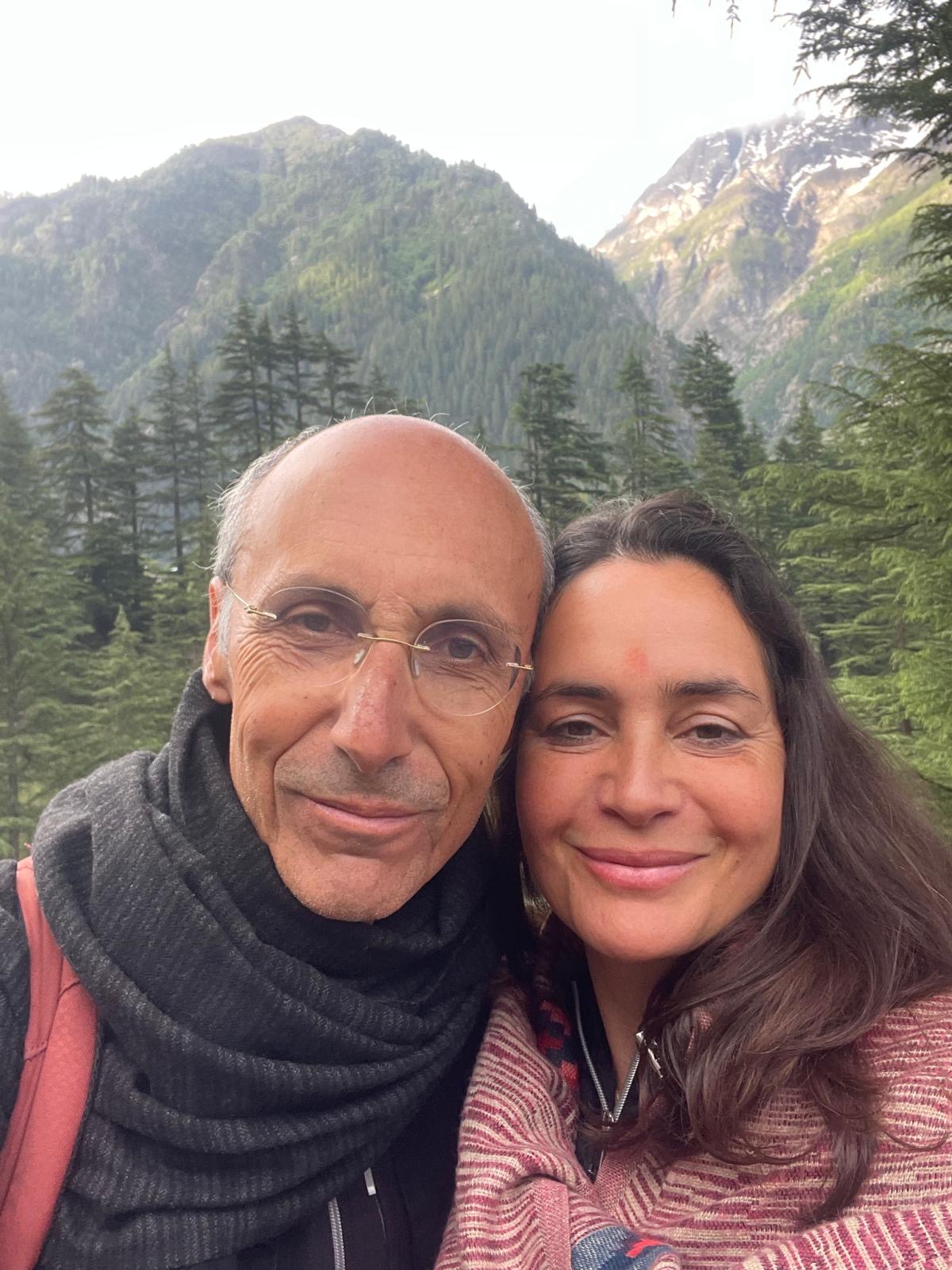 Daniela Velho e Paulo Borges nos Himalaias, com floresta de cedros e picos ao fundo